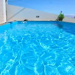 בית נופש Charming In With Private Pool